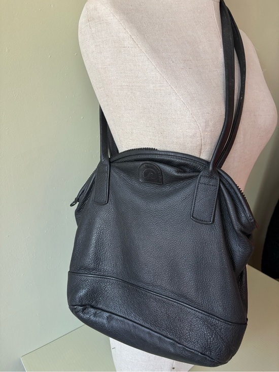rowland leather Handbags - Rowland leather Classic Black Pebbled Leather Shoulder Bag